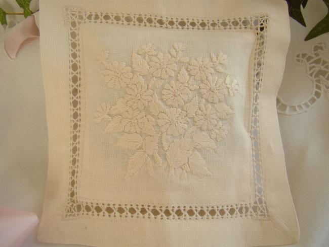 Charming lavander sachet with hand-embroidered bouquet of small daisies(ecru)