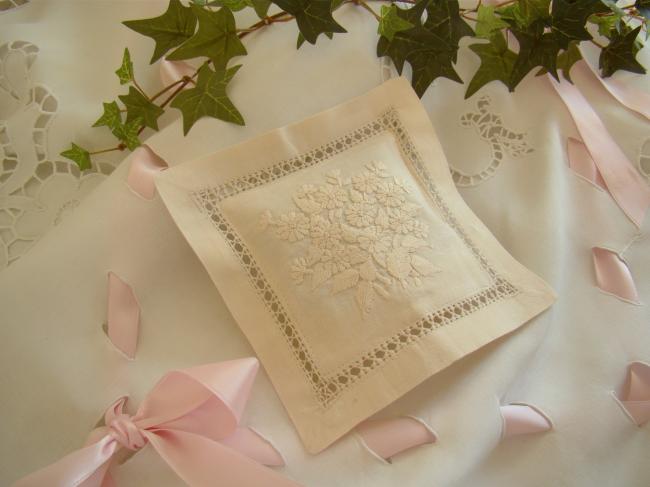 Charming lavander sachet with hand-embroidered bouquet of small daisies(ecru)