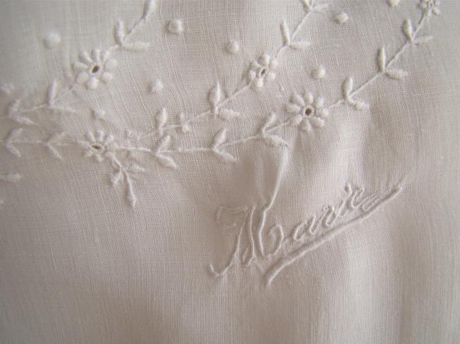 Adorable nightgown in batiste of linen with foliage of flowers and mono Marie