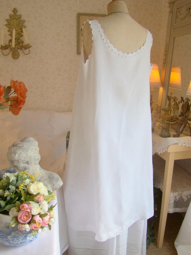 Adorable nightgown in batiste of linen with foliage of flowers and mono Marie