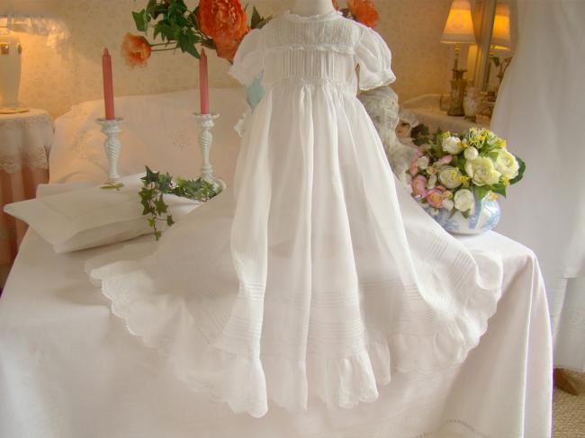 Merveilleuse petite robe de bébé ou de poupée brodée, plis religieux & dentelle