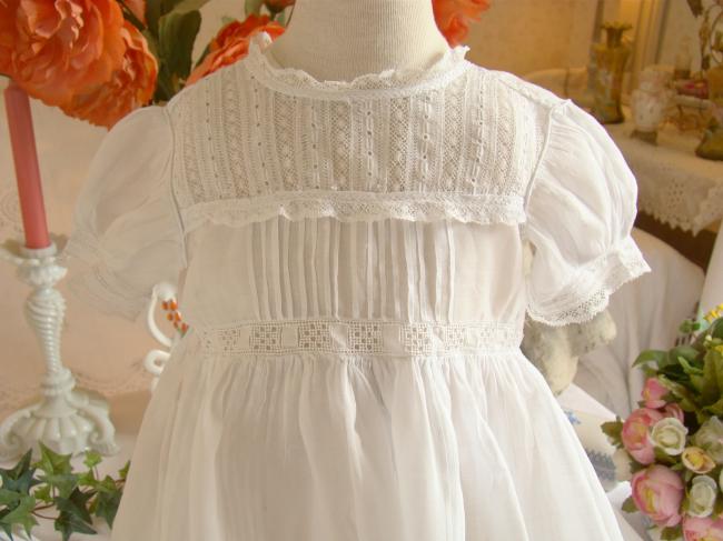 Merveilleuse petite robe de bébé ou de poupée brodée, plis religieux & dentelle