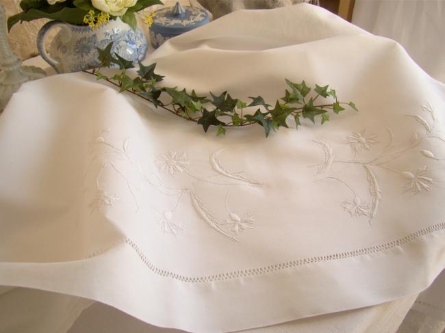 Joli petit drap brodé de fleurs de Centaurée