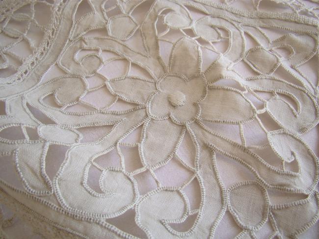 Beautiful table runner with hand-embroidered Richelieu flowers, bobbin lace 