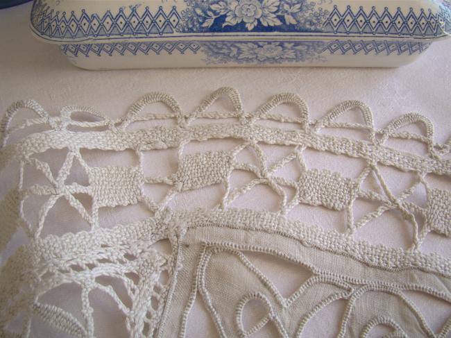 Beautiful table runner with hand-embroidered Richelieu flowers, bobbin lace 