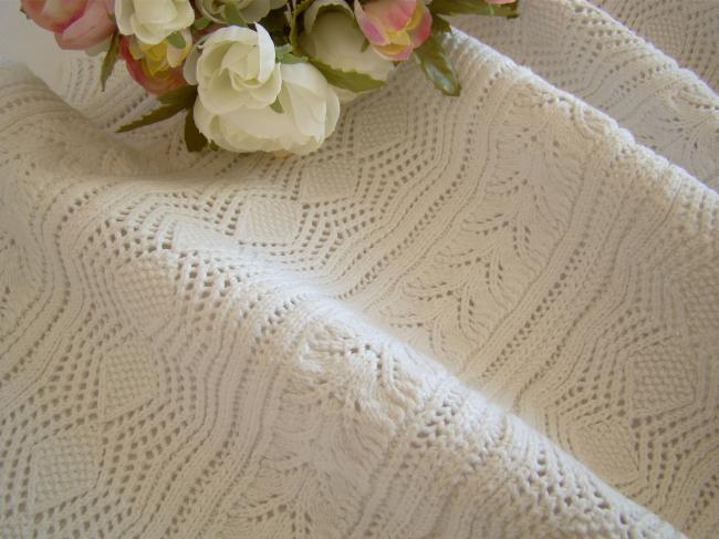 Superb table runner in white cotton knitted lace