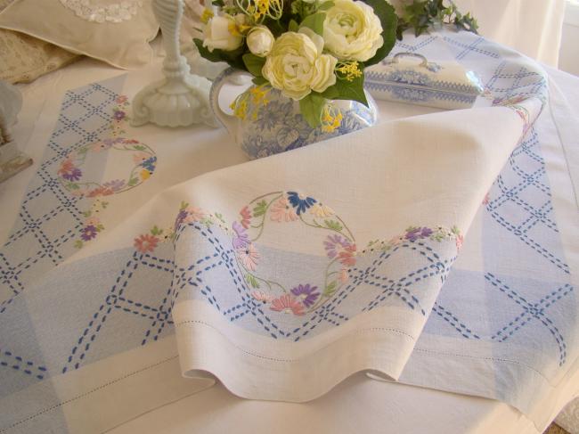 Adorable nappe en lin bleu et bleu brodée d'une jolie frise de fleurs