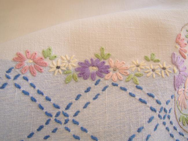 Adorable nappe en lin bleu et bleu brodée d'une jolie frise de fleurs