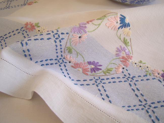 Adorable nappe en lin bleu et bleu brodée d'une jolie frise de fleurs