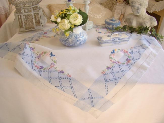 Adorable nappe en lin bleu et bleu brodée d'une jolie frise de fleurs