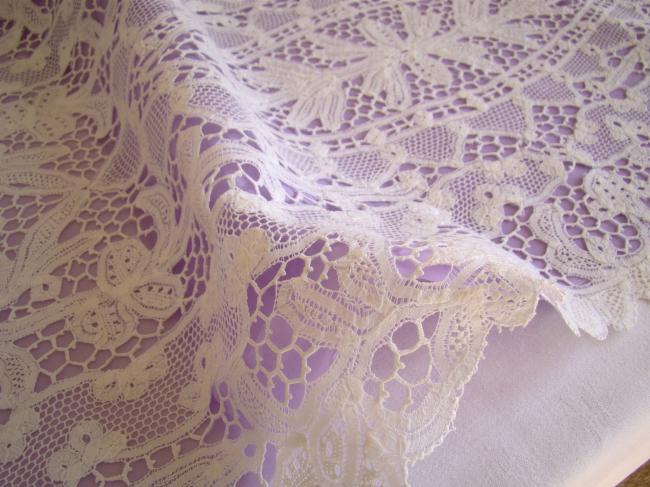 Superb table runner with Renaissance tape lace