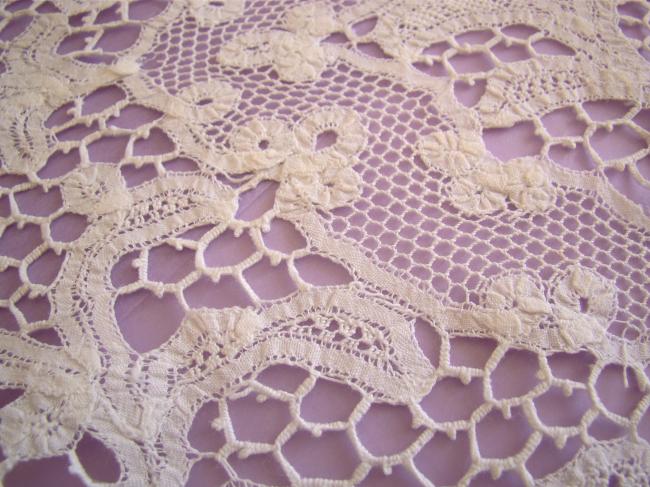 Superb table runner with Renaissance tape lace