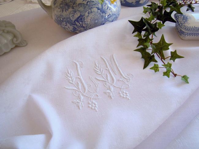 Elégante nappe en lin damassé avec rivière ajourée et monogramme JM