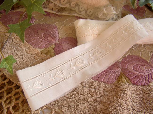 Charmante broderie d'entre-deux sur batiste de coton brodée de tulipes (40mm)