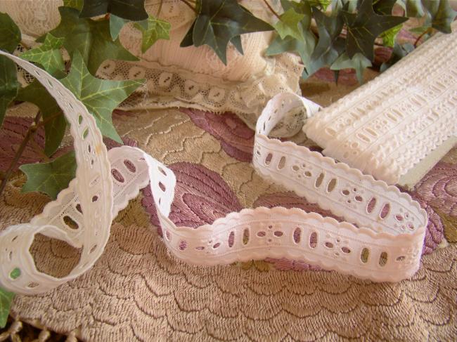 Charmante bande passe-ruban festonnée d'entre-deux en broderie (22mm)