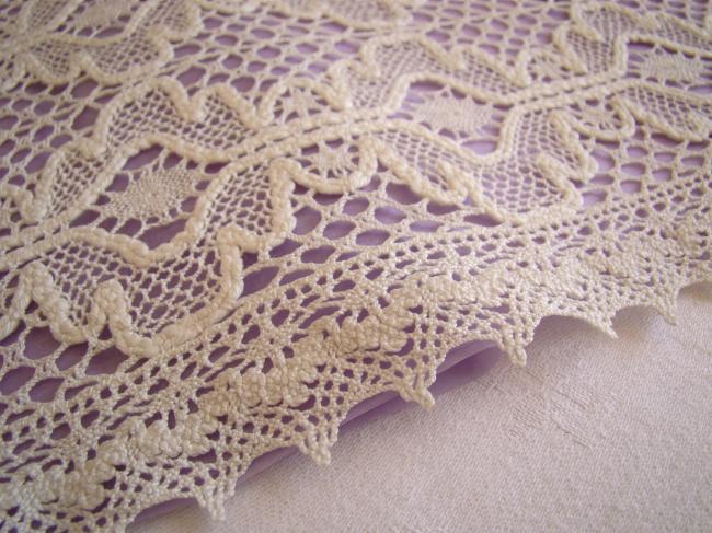 Adorable table mat with lace