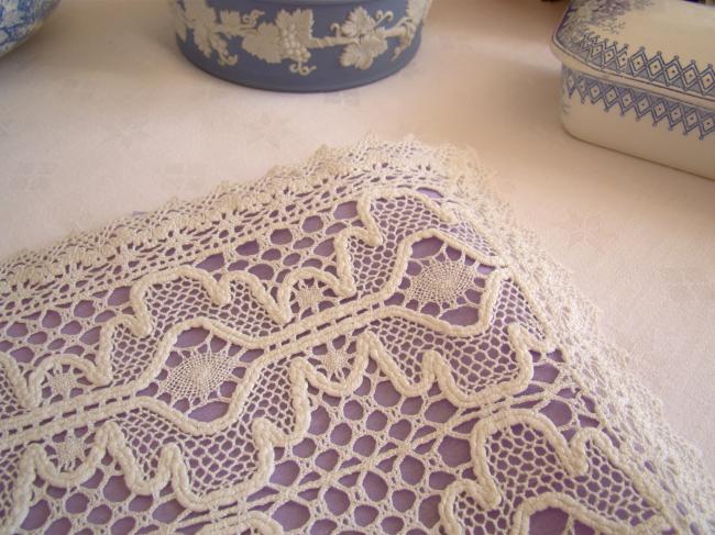 Adorable table mat with lace