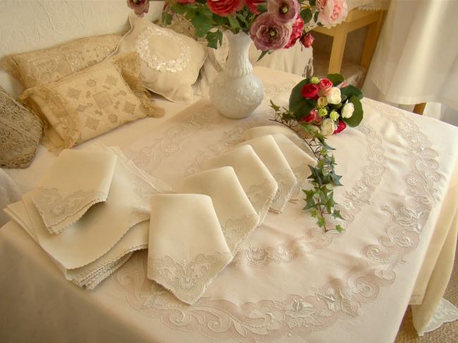 Exceptionnelle nappe de réception en fil brodée de fleurs & ses 12 serviettes