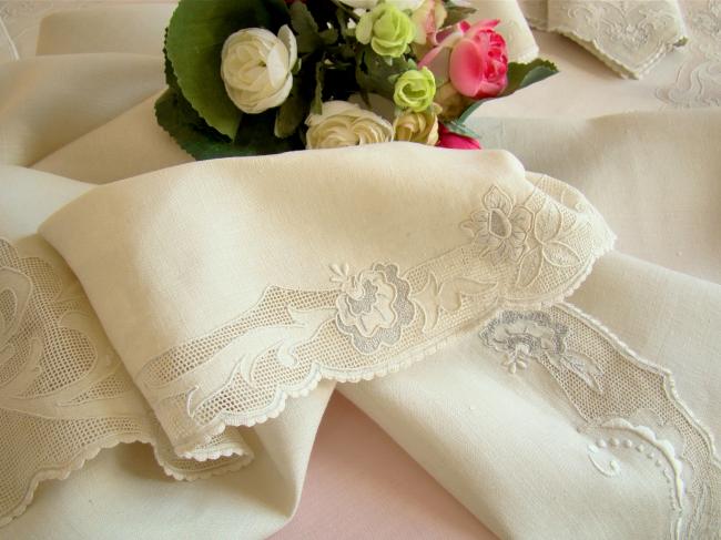 Exceptionnelle nappe de réception en fil brodée de fleurs & ses 12 serviettes