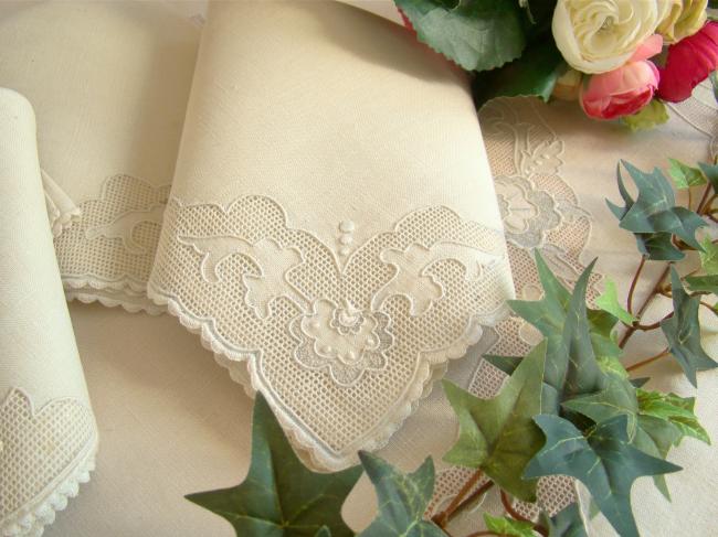 Exceptionnelle nappe de réception en fil brodée de fleurs & ses 12 serviettes