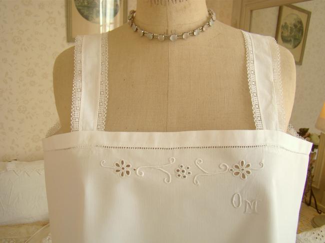 Jolie chemise de jour en batiste brodée de fleurs ajourées et dentelle, mono OM