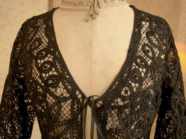 Rare veste réalisée à la main en dentelle Renaissance de couleur noire 1900