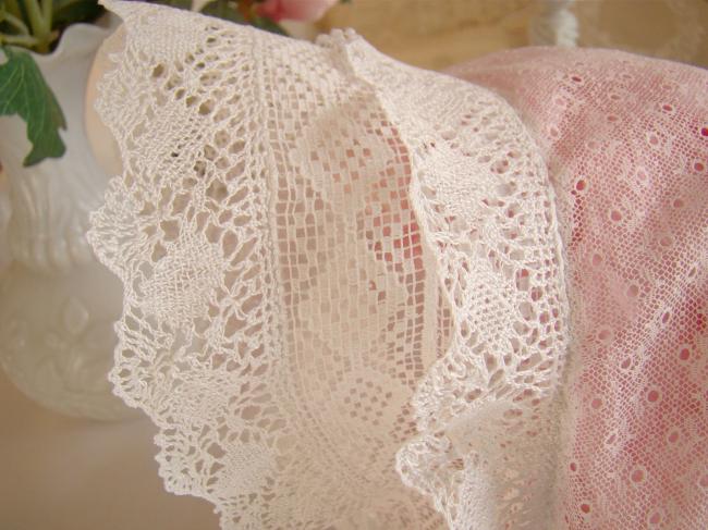 Charming bonnet  in tulle with bobbin lace  1920