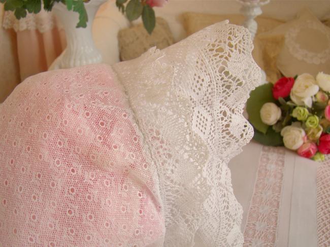 Charming bonnet  in tulle with bobbin lace  1920