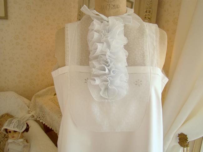 Very gracious collar in organdy with ruffles