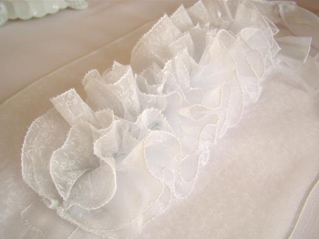 Very gracious collar in organdy with ruffles