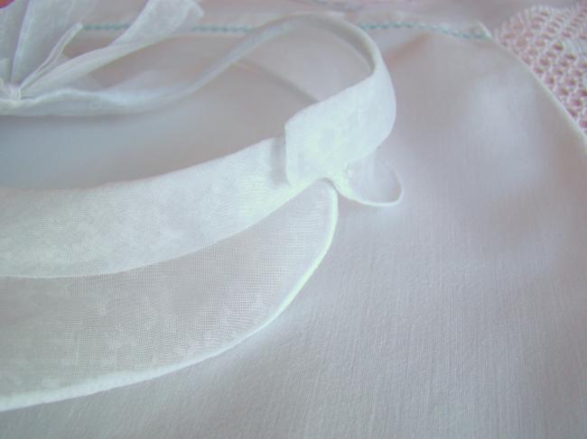 Very gracious collar in organdy with ruffles