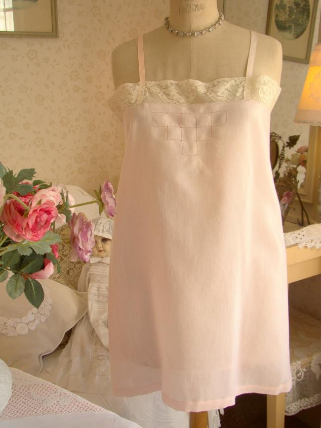 Romantique chemise de jour mousseline soie rose et dentelle de Calais 1930