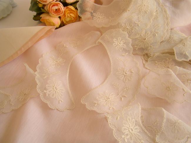 Lovely collar in ecru tulle with embroidered flowers