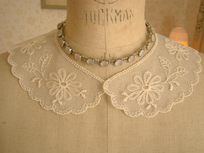 Lovely collar in ecru tulle with embroidered flowers