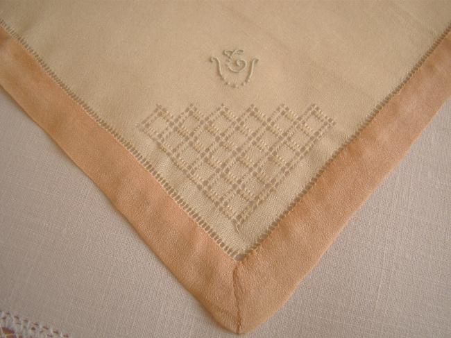 Elégante pochette en mousseline de soie brodée monogramme T