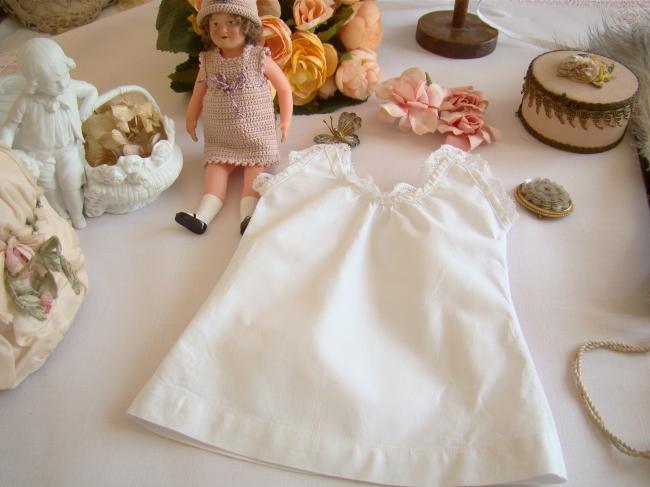 Lovely nightgown for doll in linen with Valenciennes lace 1920