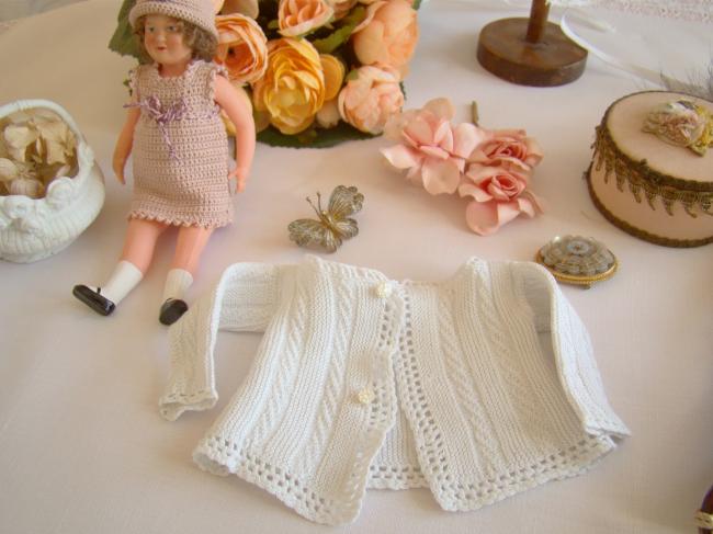 Charmant gilet tricoté de poupée en coton blanc et petits boutons de nacre 1920