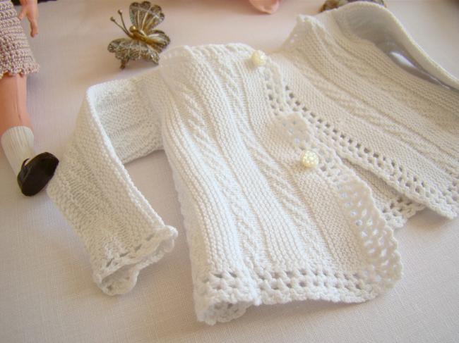 Charmant gilet tricoté de poupée en coton blanc et petits boutons de nacre 1920
