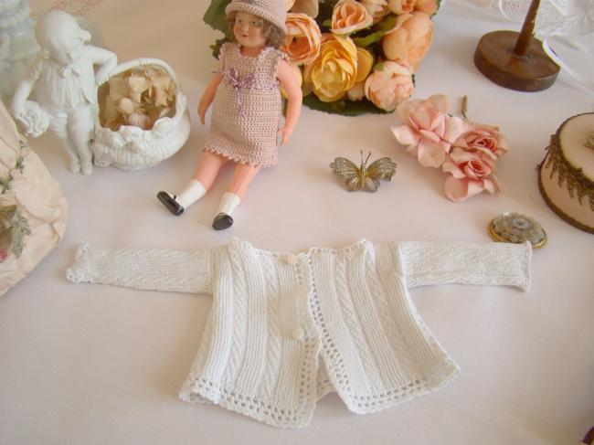 Charmant gilet tricoté de poupée en coton blanc et petits boutons de nacre 1920