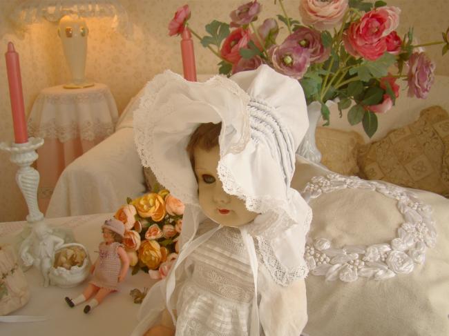 Rare bonnet de poupée en fine cotonnade agrémentée de dentelle