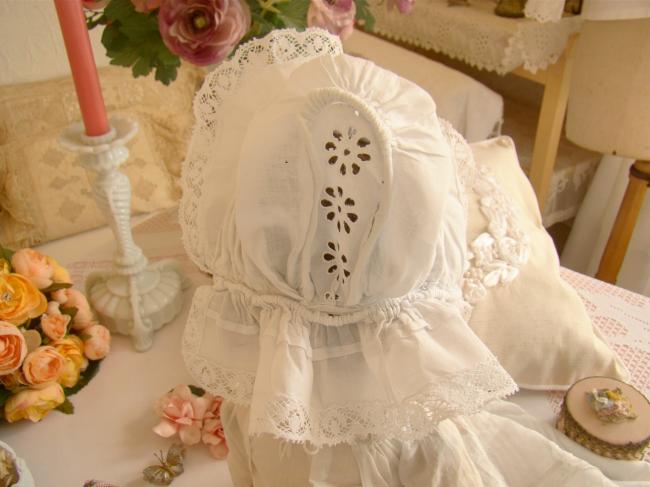 Rare bonnet de poupée en fine cotonnade agrémentée de dentelle