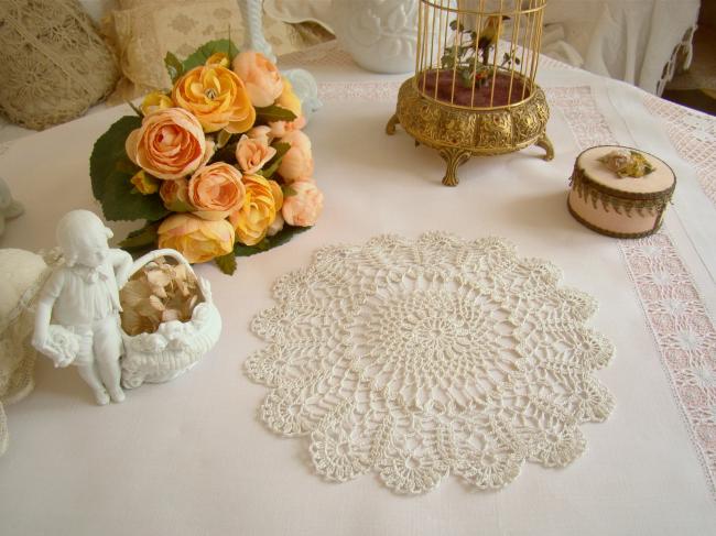 Superb doily in scalloped Crochet lace 1940