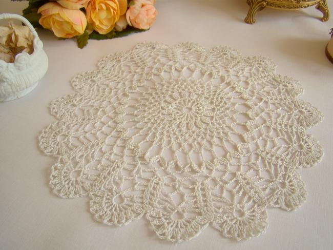 Superb doily in scalloped Crochet lace 1940