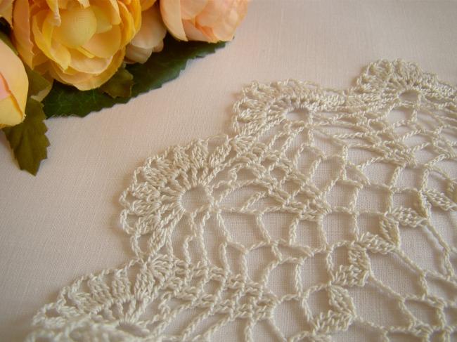 Superb doily in scalloped Crochet lace 1940