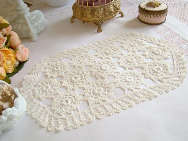 Superb doily in Irland guipure lace with flowers 1940