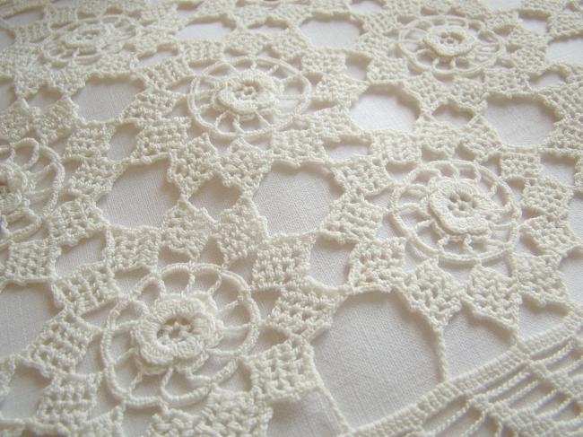 Superb doily in Irland guipure lace with flowers 1940