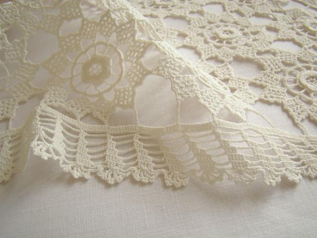 Superb doily in Irland guipure lace with flowers 1940