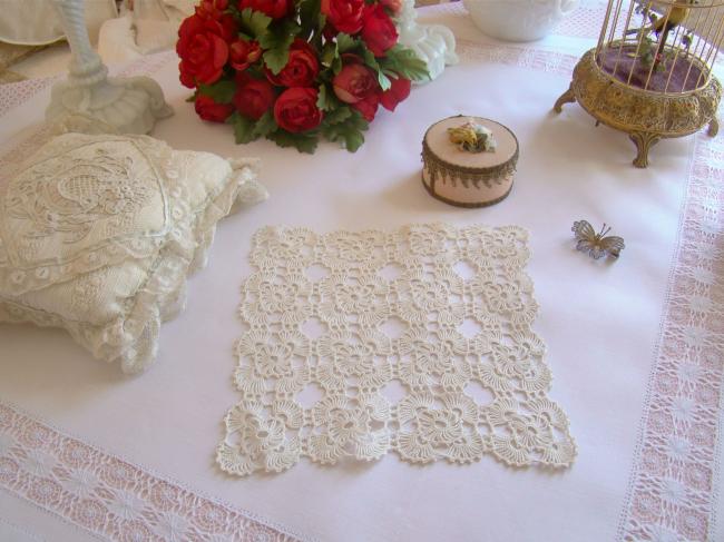Lovely doily in Irland guipure lace 1940