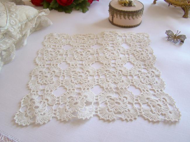 Lovely doily in Irland guipure lace 1940