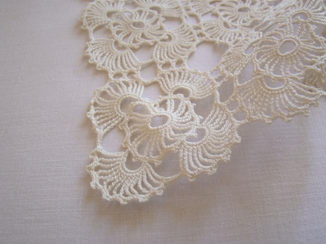 Lovely doily in Irland guipure lace 1940